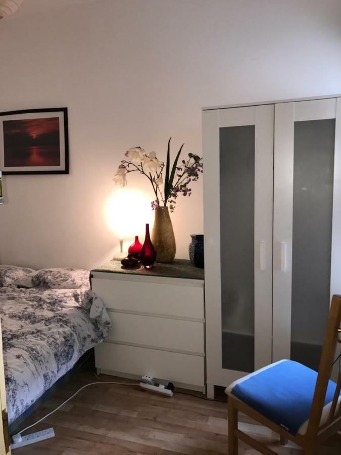 Gazde/Camere de închiriat Finchley Road *